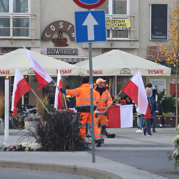 Patriotyzm na chwilę: Flagi narodowe zostały zabrane po obchodach