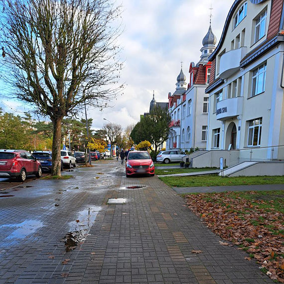 Mieszkaniec winoujcia zbulwersowany postaw kierwcw parkujcch samochodem na chodniku