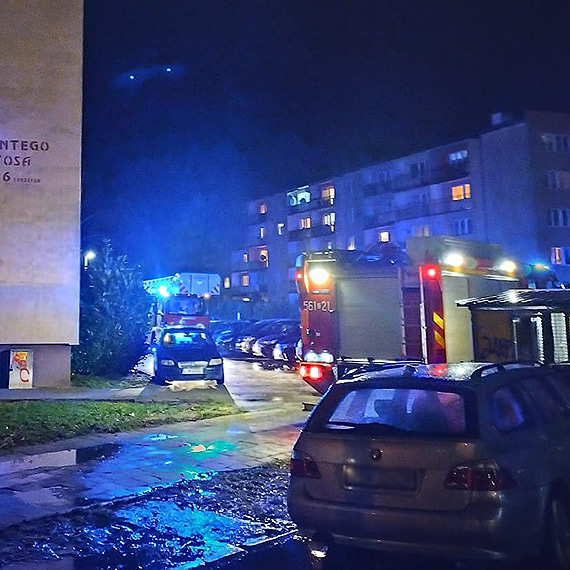 Straacy pomogli policjantom dosta si do mieszkania