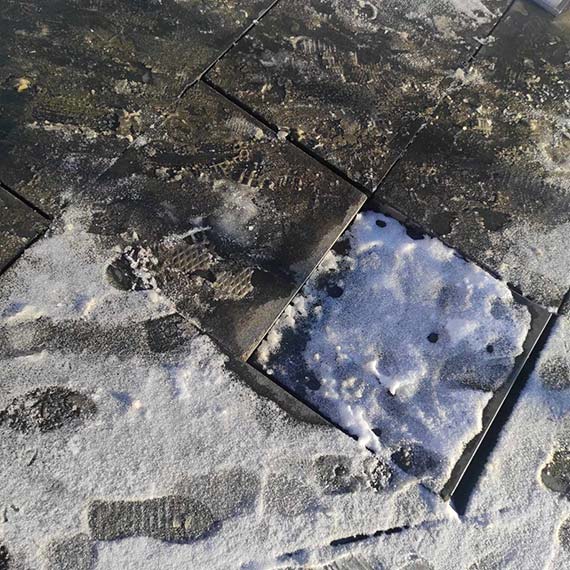 Uwaga na zapadające się kafle przy ozdobnej fontannie w Świnoujściu!