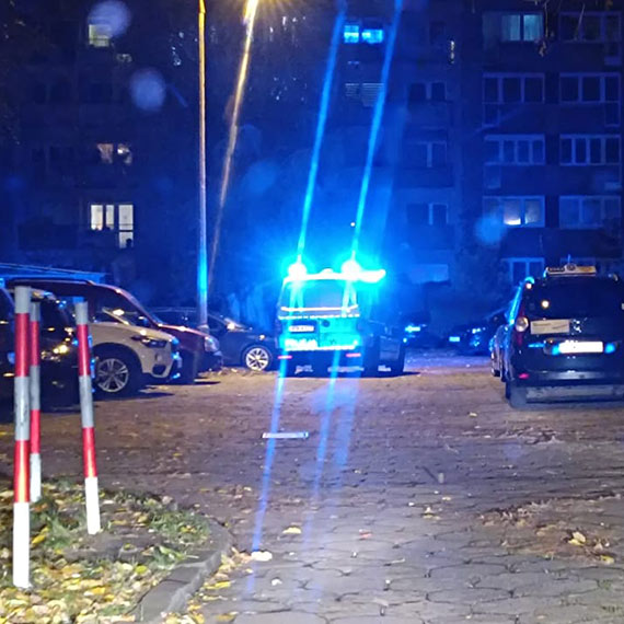 Mczyzna zakca cisz na klatce budynku