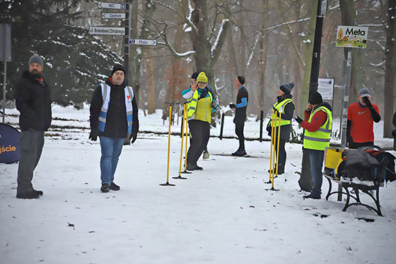 Mariusz pierwszy na mecie 323. parkrunu