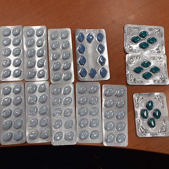Podrabiana odzież: Nielegalne produkty w paczkach i na targowisku