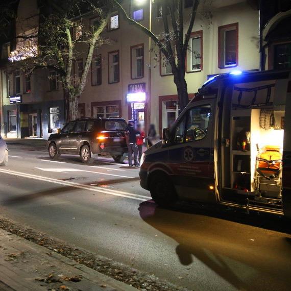 Kierowca samochodem potrci pieszego przechodzcego w niedozwolonym miejscu