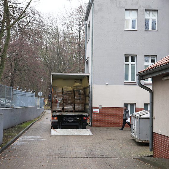 Konflikt logistyczny przy szpitalu: Dostawy towarów a działanie karetek pogotowia