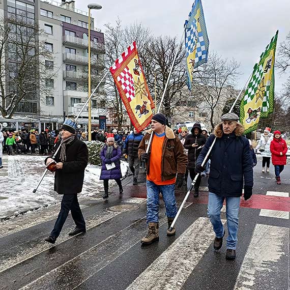 Dużo ludzi w świnoujskim orszaku trzech króli