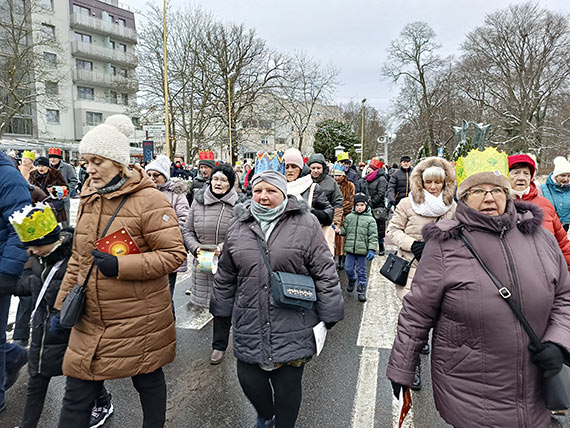 Dużo ludzi w świnoujskim orszaku trzech króli