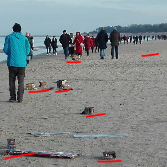 Prawda bywa brudna, tak jak świnoujska plaża po Sylwestrze