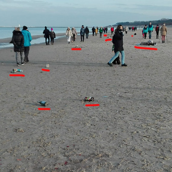 Prawda bywa brudna, tak jak świnoujska plaża po Sylwestrze