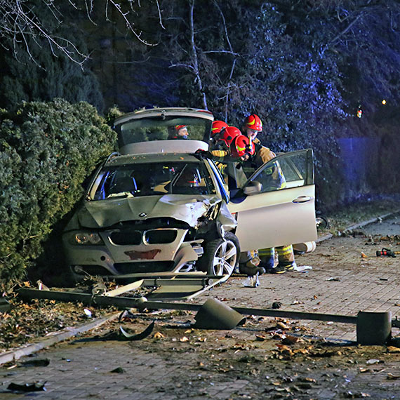 Niebezpieczne zdarzenie na ulicy 11 Listopada: BMW ścięło latarnię i uderzyło w ogrodzenie