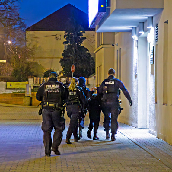 Próba wtargnięcia do mieszkania na Bohaterów Września: Policja zatrzymuje sprawcę