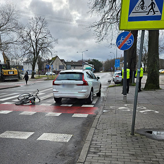 Zderzenie rowerzysty z samochodem na ulicy Barlickiego