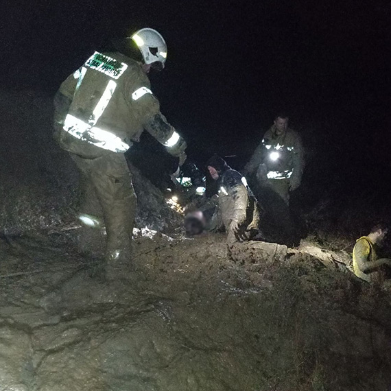 Grodno: Heroiczne wydobycie mężczyzny z grząskiego terenu za Międzyzdrojami