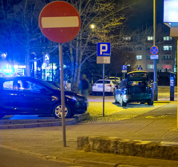 Ukradli saszetkę z pieniędzmi i bronią z samochodu