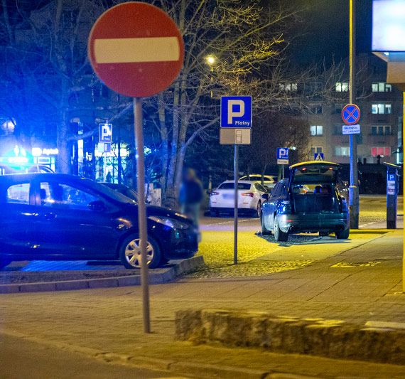 Ukradli saszetk z pienidzmi i broni z samochodu