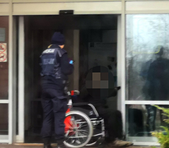 Mężczyzna śpiący na wózku inwalidzkim nie chciał pomocy