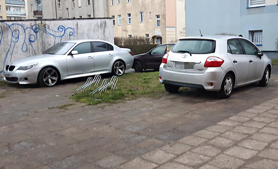 Mieszkaniec: Podwrko stao si parkingiem