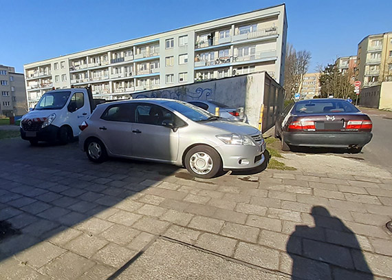 Mieszkaniec: Podwrko stao si parkingiem