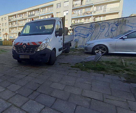 Mieszkaniec: Podwórko stało się parkingiem