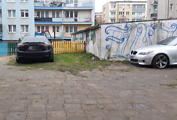 Mieszkaniec: Podwórko stało się parkingiem