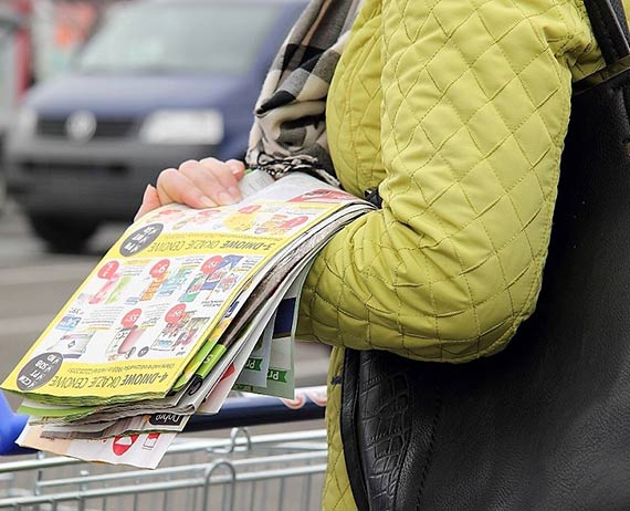 Nowy trend na rynku. Sklepy wydaj coraz wicej gazetek. Jednoczenie ograniczaj liczb promocji