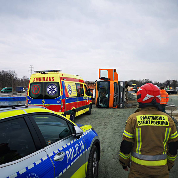 Wypadek na terenie budowy S3 w winoujciu – Kierowca ciarwki hospitalizowany po przewrceniu pojazdu