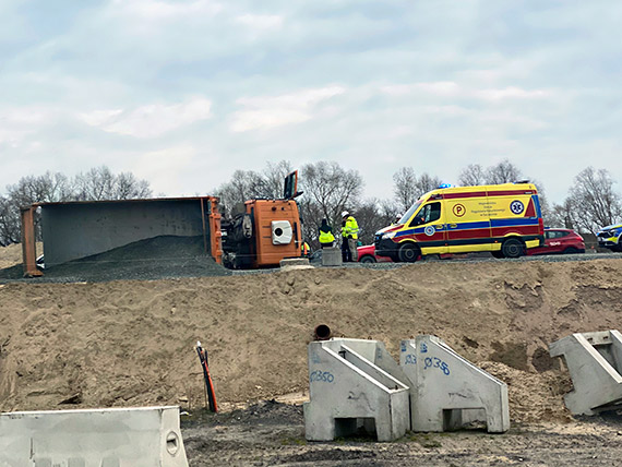 Wypadek na terenie budowy S3 w winoujciu – Kierowca ciarwki hospitalizowany po przewrceniu pojazdu