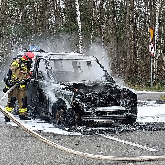 Straacy walczyli z poarem samochodu na ulicy Karsiborskiej