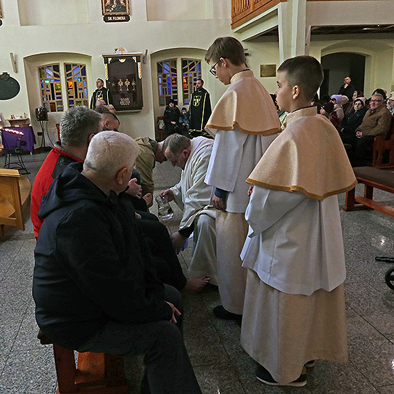 Na dzień przed ukrzyżowaniem Chrystus ustanowił sakrament kapłaństwa. W sanktuarium Chrystusa Króla początek paschalnego triduum miał wyjątkowo uroczysty przebieg [1]