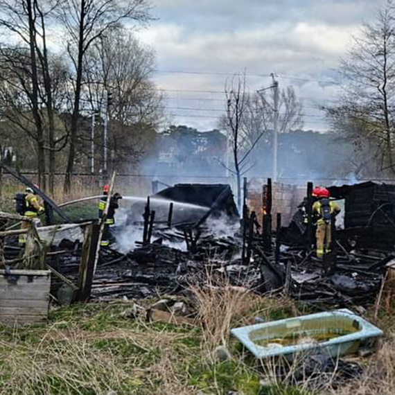 Pożar altan działkowych. Akcja gaśnicza była utrudniona