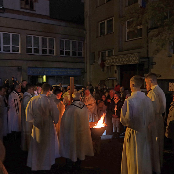 Święto paschy w świnoujskim Sanktuarium zaczęło się przy płomieniach ogniska. Czas na Wielkanocne radości!