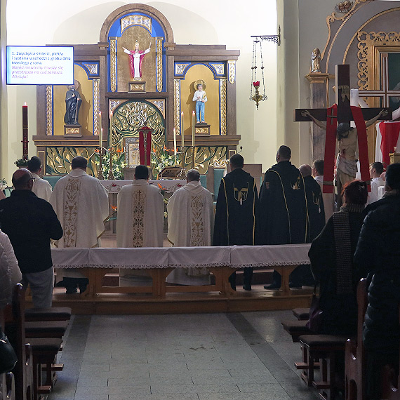 Święto paschy w świnoujskim Sanktuarium zaczęło się przy płomieniach ogniska. Czas na Wielkanocne radości!