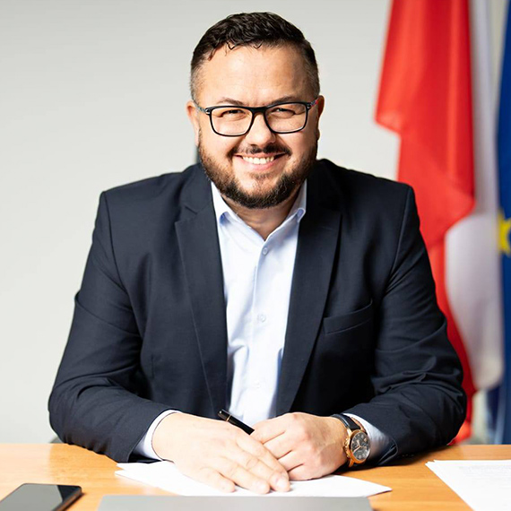 Nowa Pani Prezydent oficjalnie zasiada na urzdowym fotelu. Wiemy, kto ma jej pomc