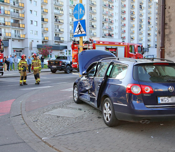 Zderzenie samochodw w centrum miasta: Scena jak z Hollywood. Zobacz film!