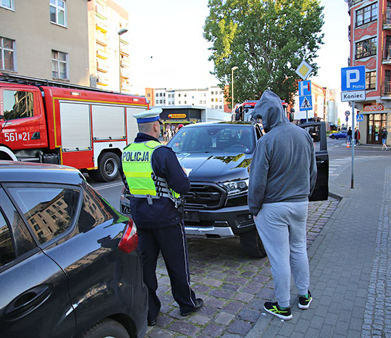 Zderzenie samochodw w centrum miasta: Scena jak z Hollywood. Zobacz film!