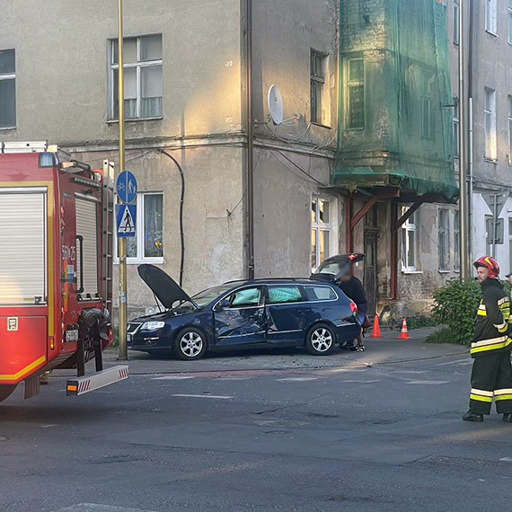 Zderzenie samochodw w centrum miasta: Scena jak z Hollywood. Zobacz film!