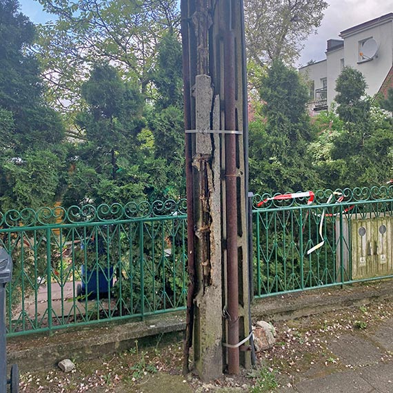 Zniszczone słupy elektryczne przy ulicy Teligi