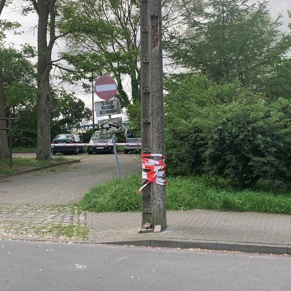 Zniszczone słupy elektryczne przy ulicy Teligi