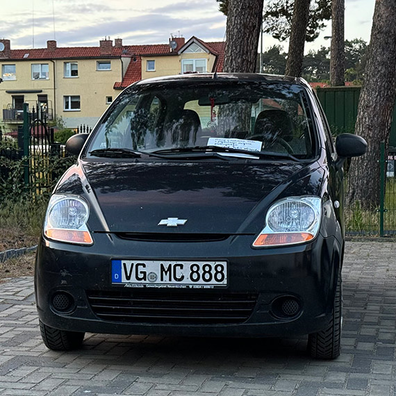 Samochód na niemieckich numerach rejestracyjnych blokuje prywatne miejsce parkingowe