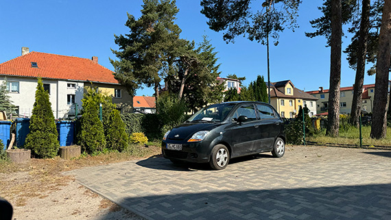 Samochód na niemieckich numerach rejestracyjnych blokuje prywatne miejsce parkingowe