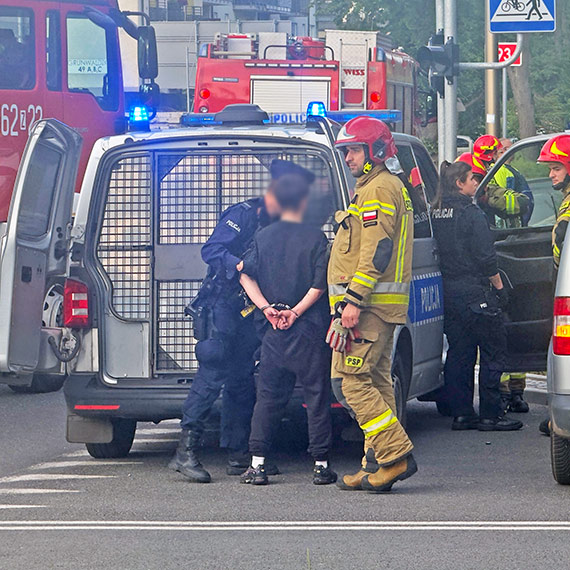 Dachowanie samochodu w winoujciu: Policja zatrzymuje 19-latka. Zobacz film!