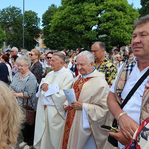 Święto Bożego Ciała skąpane w słońcu. Mieszkańcy i setki gości poszli ulicami za Chrystusem