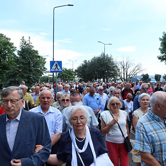 Święto Bożego Ciała skąpane w słońcu. Mieszkańcy i setki gości poszli ulicami za Chrystusem