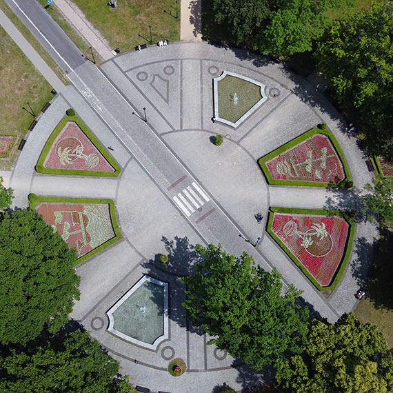 Marynistyczne kompozycje w Parku Zdrojowym ju posadzone