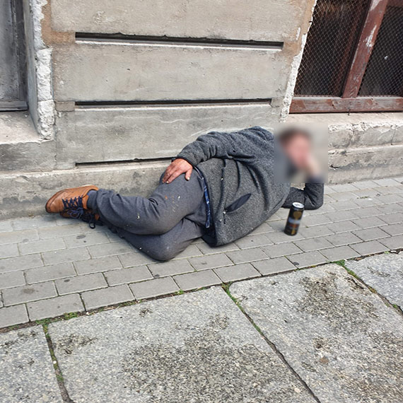 Śpiące tygrysy na świnoujskich chodnikach: Sezon turystyczny otwarty...