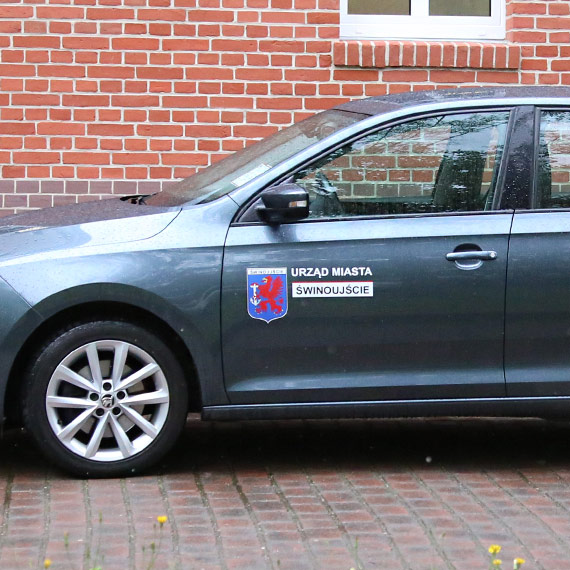 Wyra�ne oznakowanie urz�dowych samochod�w