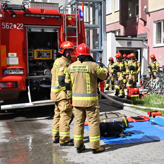 Pożar w piwnicy na ulicy Krzywej: Strażacy ewakuowali 19 osób