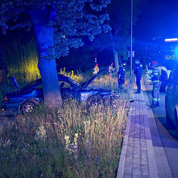 Nocna groza na Grunwaldzkiej: Samochd rozbity na drzewie, kierowca cay!