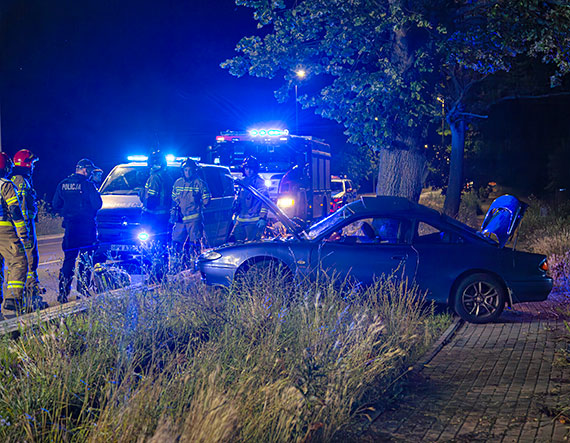 Nocna groza na Grunwaldzkiej: Samochód rozbity na drzewie, kierowca cały!