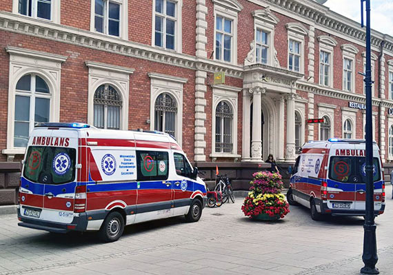 Dwie karetki pod Poczt Gwn na ulicy Pisudskiego